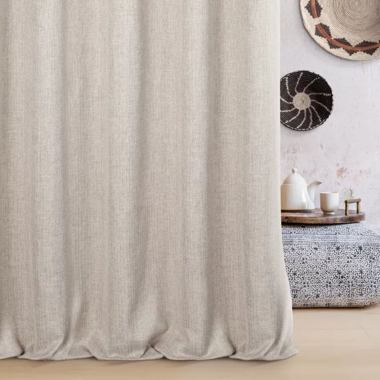 Zasłona szyta na przelotkach beżowa z matowej tkaniny o grubym splocie z efektem melanżu