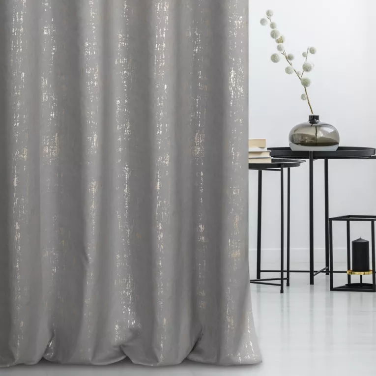 Zasłona szyta na przelotkach popielato złocista z miękkiej tkaniny o strukturze weluru z połyskliwym nadrukiem