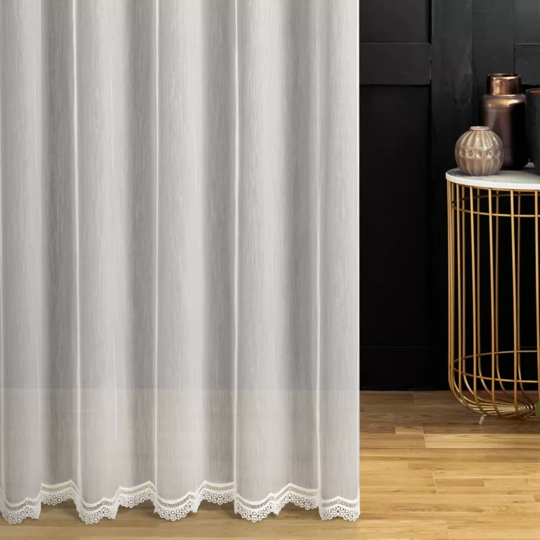 Firana szyta na przelotkach naturalna z matowej tkaniny typu aden zdobionej geometryczną aplikacją