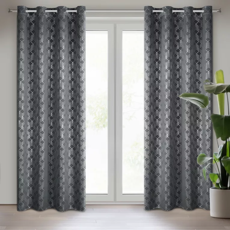 POLI GRAFITOWA ZASŁONA ZACIEMNIAJĄCA NA PRZELOTKACH ZE SREBRNYM WZOREM GEOMETRYCZNYM 140x250cm