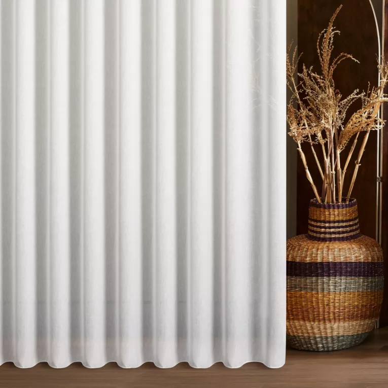 Firana szyta na taśmie 8 cm biała z półtransparentnej matowej tkaniny wykończonej obciążnikiem