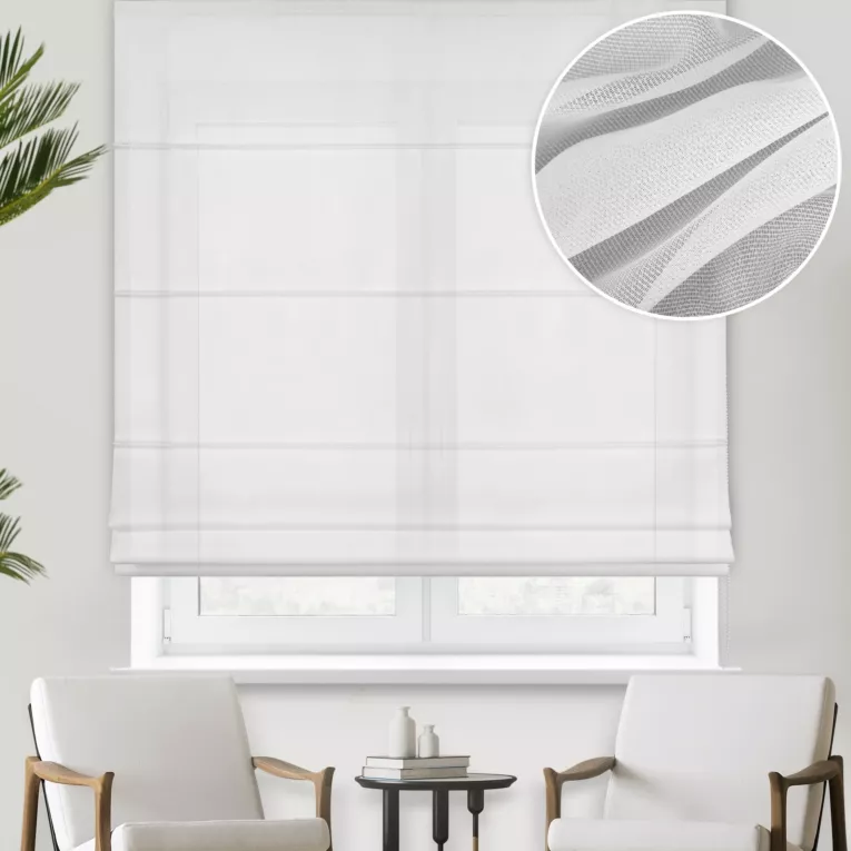 Roleta rzymska biała z półprzeźroczystej tkaniny w drobną krateczkę, wykończonej obciążnikiem
