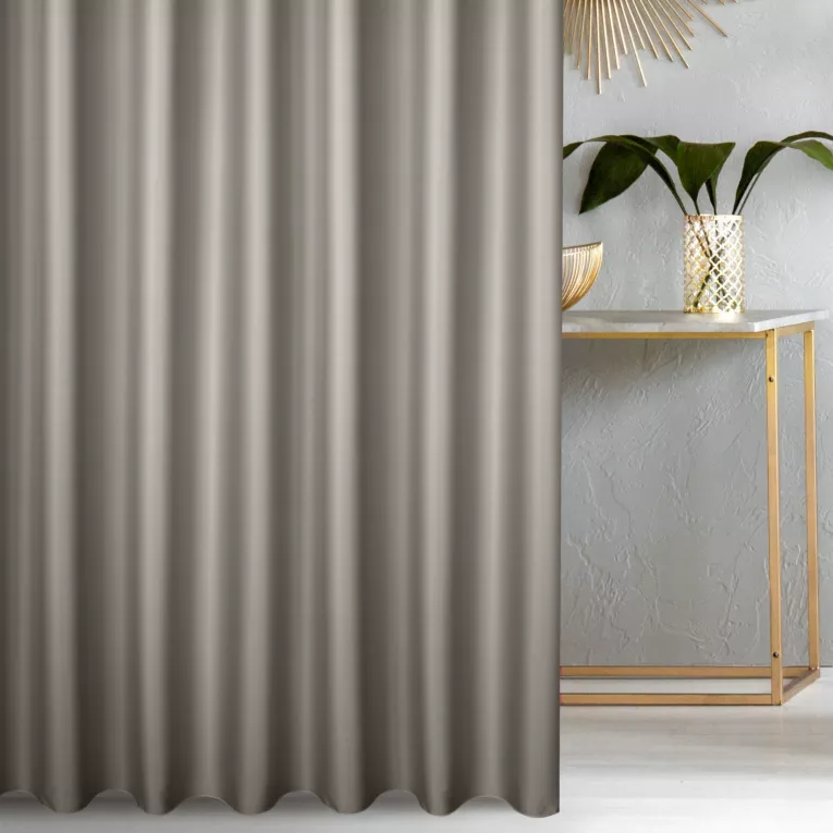 Zasłona szyta na taśmie fala beżowa z gładkiej tkaniny zaciemniającej typu dimout wykończona obciążnikiem