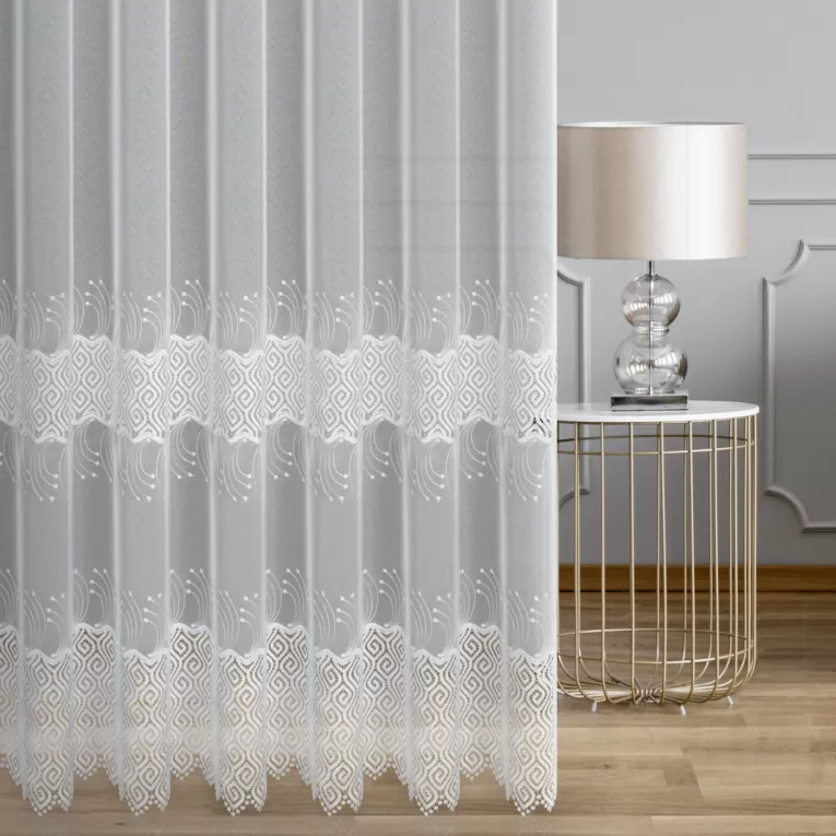 Firana szyta na taśmie fala biała z matowej tkaniny, pokryta dwoma pasami eleganckiej aplikacji