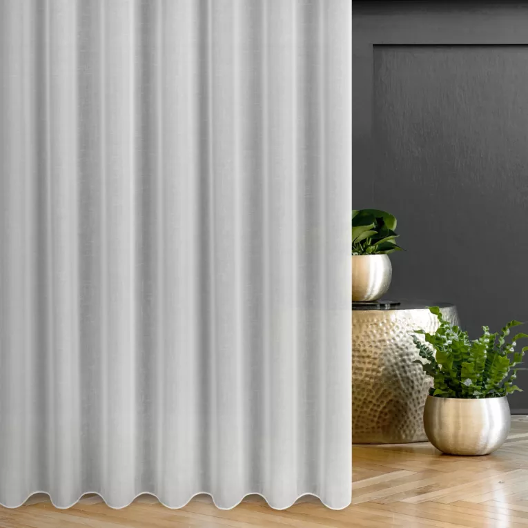 Firana szyta na flexach biała z miękkiej, matowej żorżety, wykończona obciążnikiem