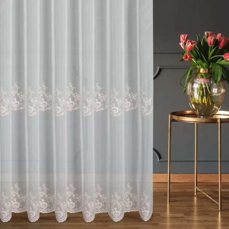 Firana szyta na tunelu kremowo beżowa z matowej batystowej tkaniny haftowanej w dwukolorowy kwiatowy wzór