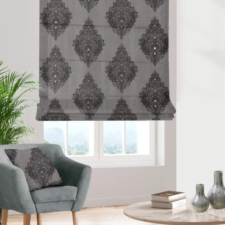 Roleta rzymska popielata z tkaniny w klasyczny wzór ornamentowy z drobnym błyszczącym akcentem