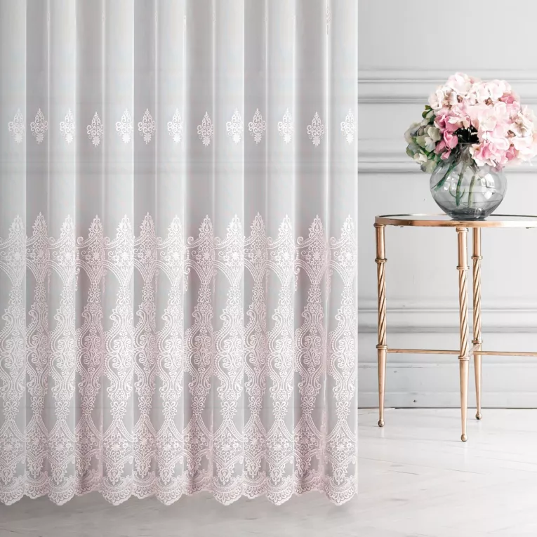 Firana szyta na taśmie fala JUVINA naturalno pudrowa z matowej tkaniny PERU o koronkowym ornamentowym hafcie Italissima Eva Minge
