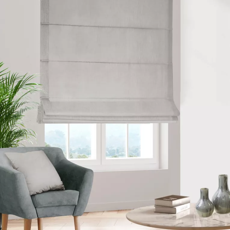 Roleta rzymska szarobeżowa z miękkiej tkaniny welwetowej