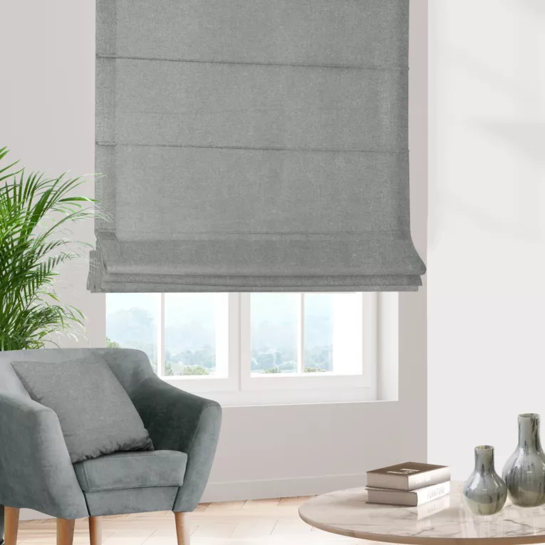 Roleta rzymska popielata z gładkiej, zaciemniającej tkaniny z wyraźnym splotem