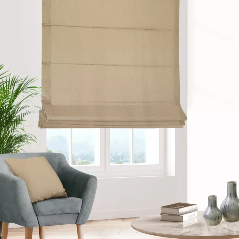 Roleta rzymska ciemnobeżowa z tkaniny z dodatkiem połyskującej nici, z widocznym ozdobnym splotem