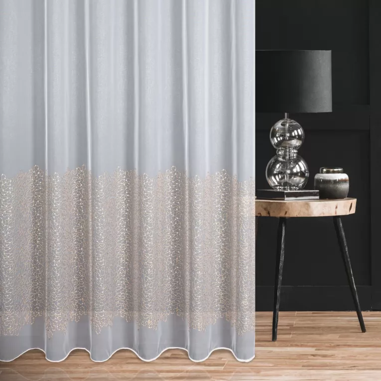 Firana szyta na taśmie fala biało beżowa z delikatnie połyskującej tkaniny typu PERU, zdobionej haftem oraz cekinami