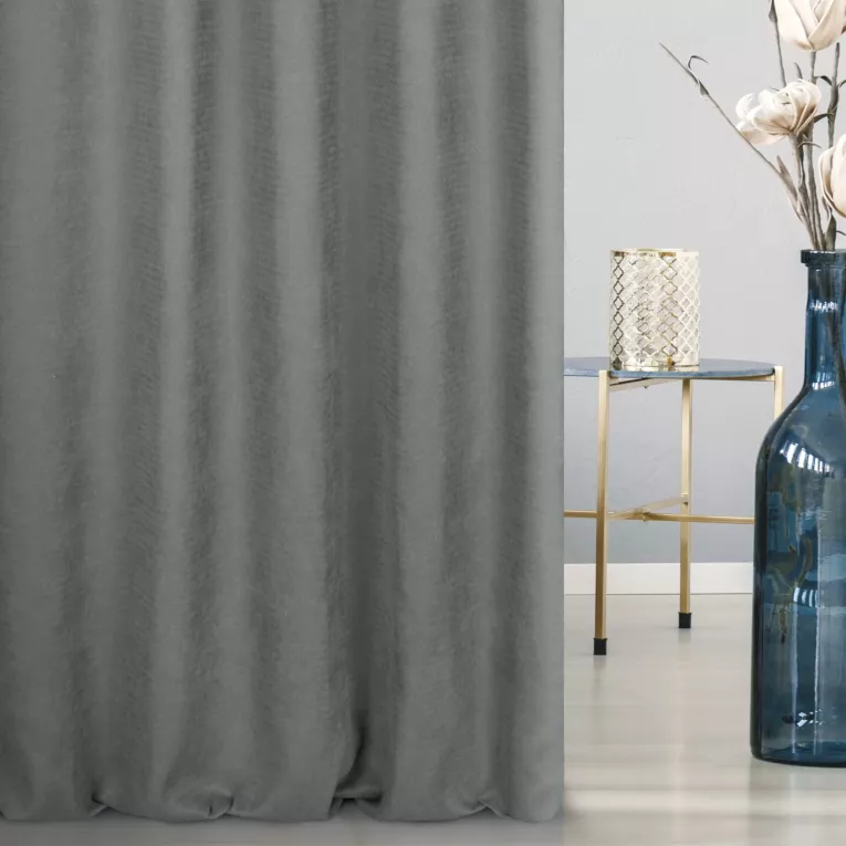 Zasłona szyta na taśmie 8 cm stalowa z miękkiej, matowej tkaniny w drobny geometryczny wzór