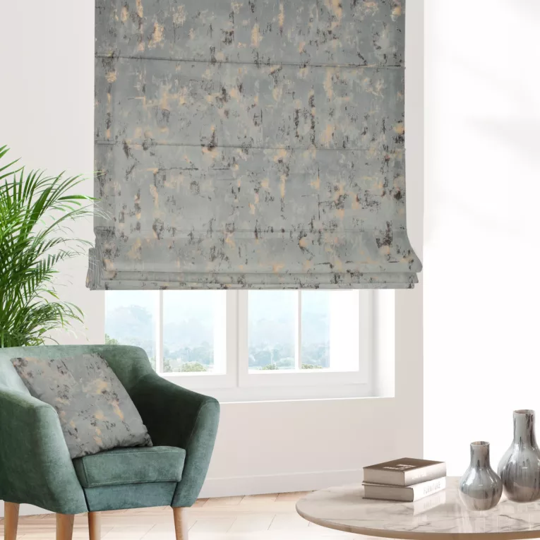 Roleta rzymska jasnosrebrno złocista z tkaniny welwetowej zdobionej połyskującym drukiem