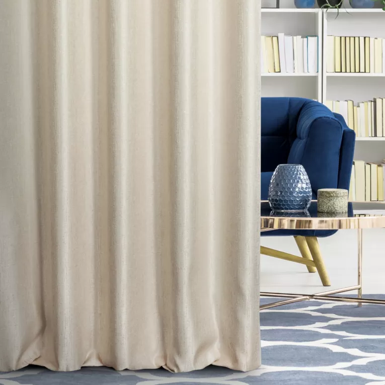 Zasłona szyta na taśmie fala kremowa z tkaniny melanżowej przetykanej błyszczącą nicią