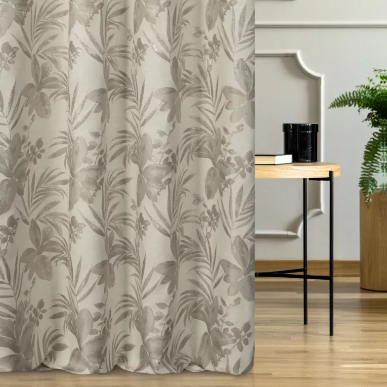 Zasłona szyta na tunelu naturalno beżowa z żakardowej tkaniny z dodatkiem bawełny zdobiona botanicznym wzorem ze srebrną nicią