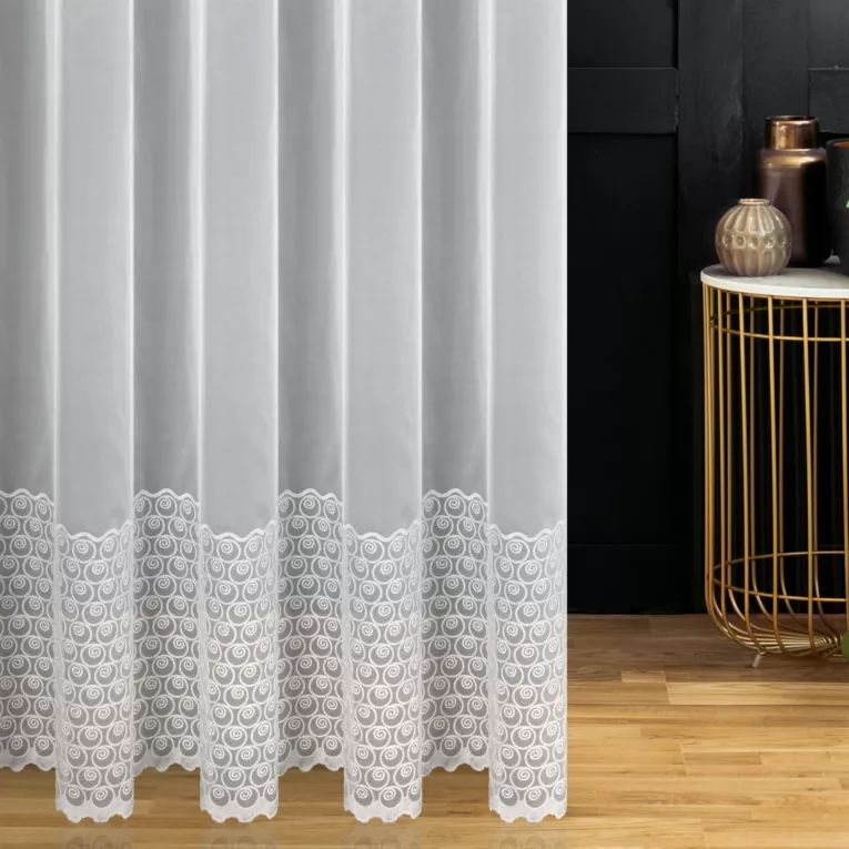 Firana szyta na flexach biała z połyskującej tkaniny peru z ozdobnym haftem