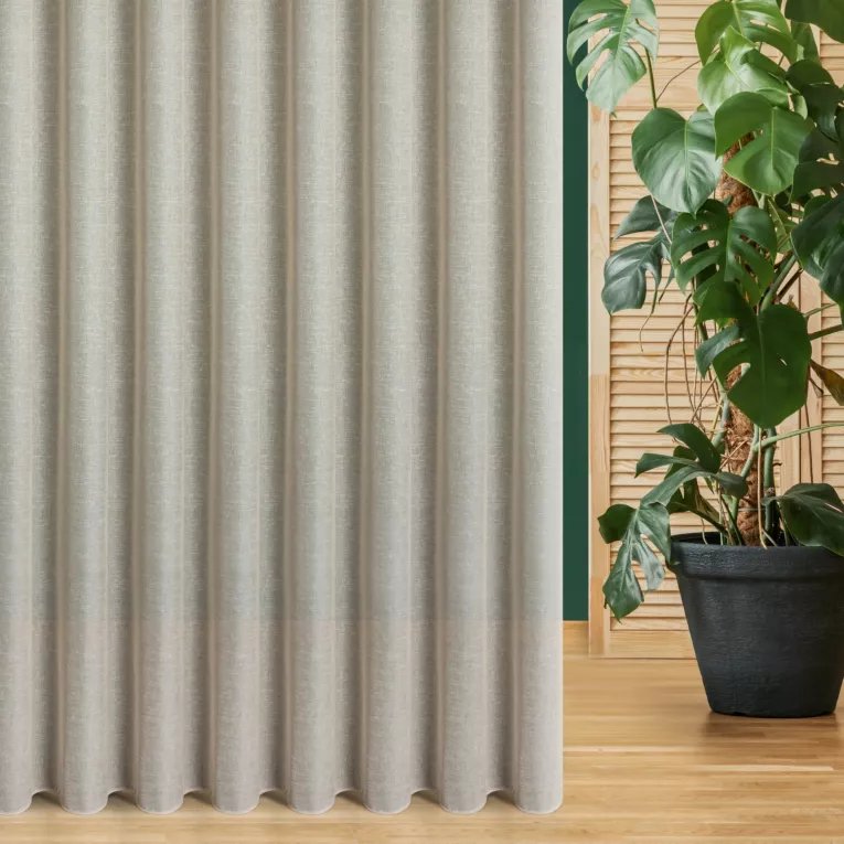 Firana szyta na przelotkach beżowa z matowej etaminy o naturalnym splocie w stylu eko, wykończona obciążnikiem
