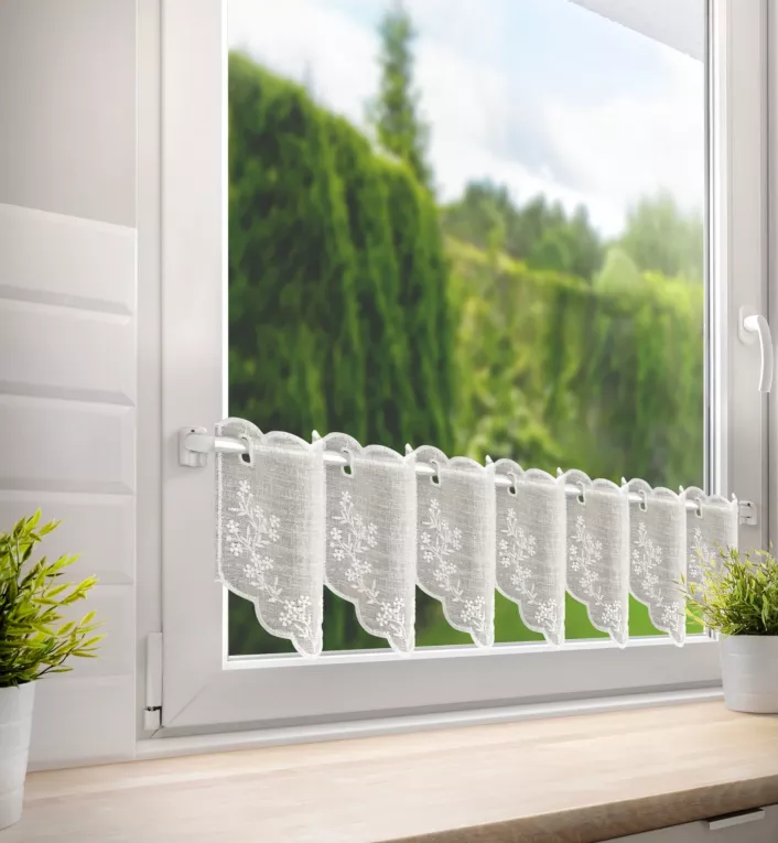 Tkanina firanowa zazdrostka z etaminy zdobiona haftem drobnych kwiatuszków Eurofirany