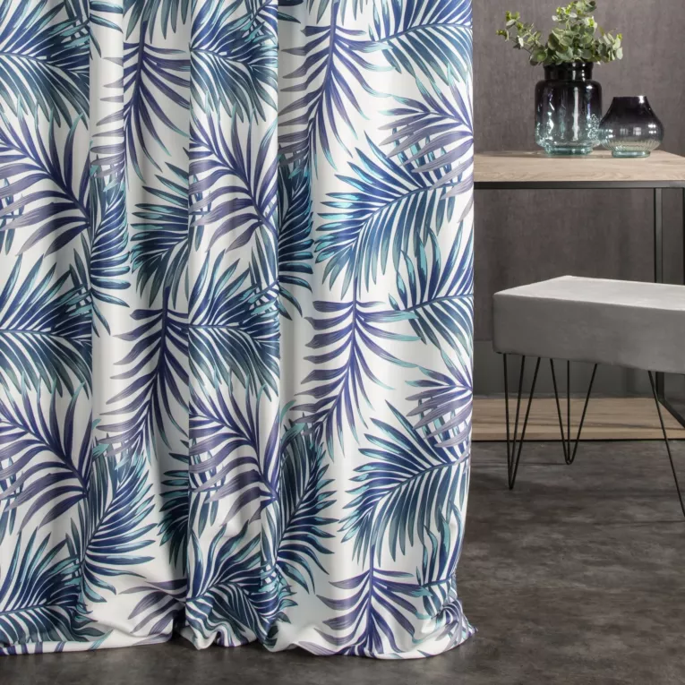 Zasłona szyta na taśmie 5 cm JAZIR naturalno ciemnoniebieska z miękkiej tkaniny typu blackout drukowanej w egzotyczne liście