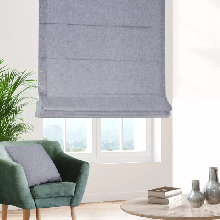 Roleta rzymska CASSIA popielata z miękkiej tkaniny o regularnym luźnym splocie wykończona obciążnikiem.