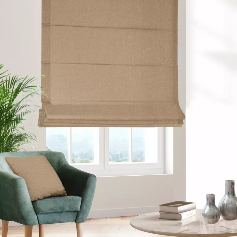 Roleta rzymska jasnobrązowa z tkaniny o naturalnym splocie w stylu eko
