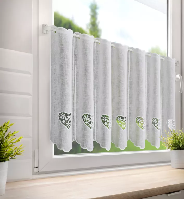 Tkanina firanowa zazdrostka z etaminy zdobiona haftowanymi ażurowymi sercami Eurofirany