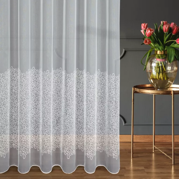 Firana szyta na tunelu biało srebrna z delikatnie połyskującej tkaniny typu PERU, zdobionej haftem oraz cekinami