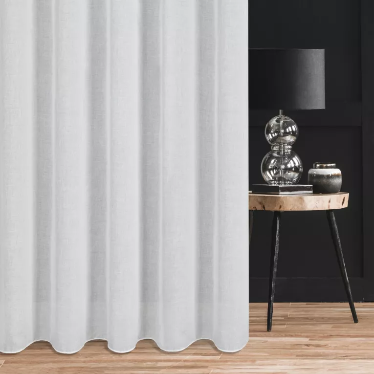 Firana szyta na przelotkach biała z kreszowanej, miękkiej tkaniny