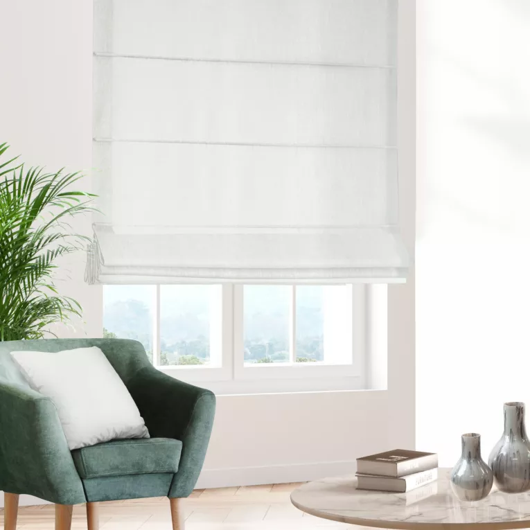 Roleta rzymska kremowa o naturalnym charakterze, z widocznym, ozdobnym splotem