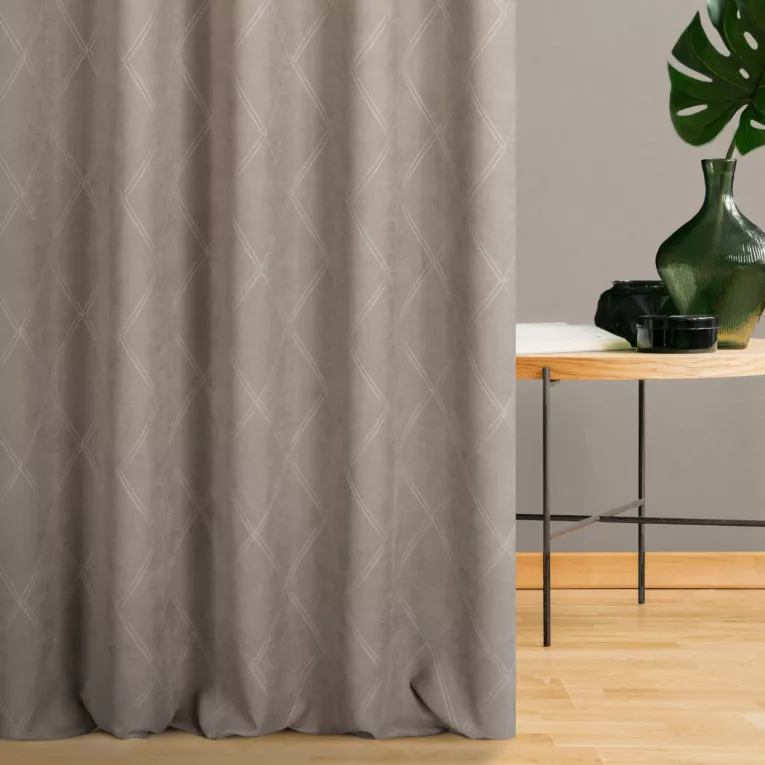 Zasłona szyta na taśmie 5 cm szarobeżowa z miękkiej tkaniny o welurowej strukturze