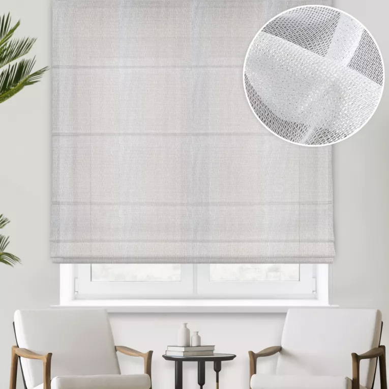 Roleta rzymska GIOVANNA biała z lekko połyskliwej miękkiej tkaniny o ciekawym splocie, wykończona obciążnikiem