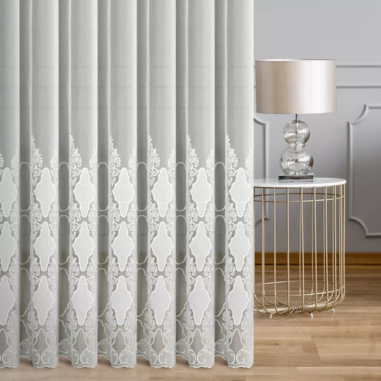 Firana szyta na flexach kremowa z delikatnej tkaniny typu aden, wykończonej łańcuszkowym haftem Italissima Eva Minge