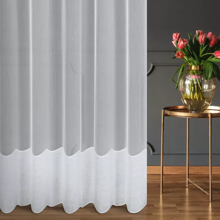 Firana szyta na tunelu biała z matowej tkaniny wykończonej szerokim pasem kornelii