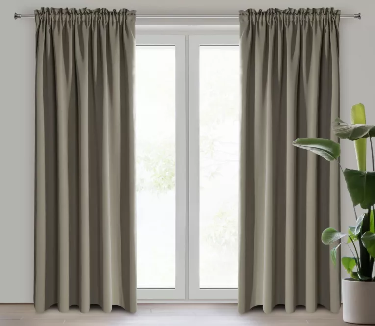 Zasłona ciemnobeżowa z gładkiej tkaniny zaciemniającej typu blackout 135x270 cm taśma PARISA DESIGN 91 Eurofirany