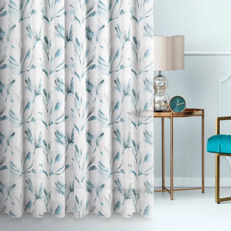 Zasłona szyta na taśmie fala DARREN kremowo turkusowa z półprzezroczystej tkaniny o luźnym splocie drukowanej w roślinny wzór
