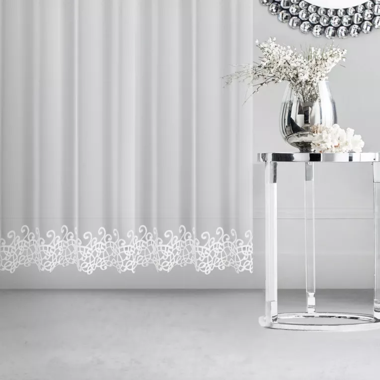 Firana szyta na taśmie 8 cm PAULINE kremowa z matowej delikatnej tkaniny PERU z moherową aplikacją