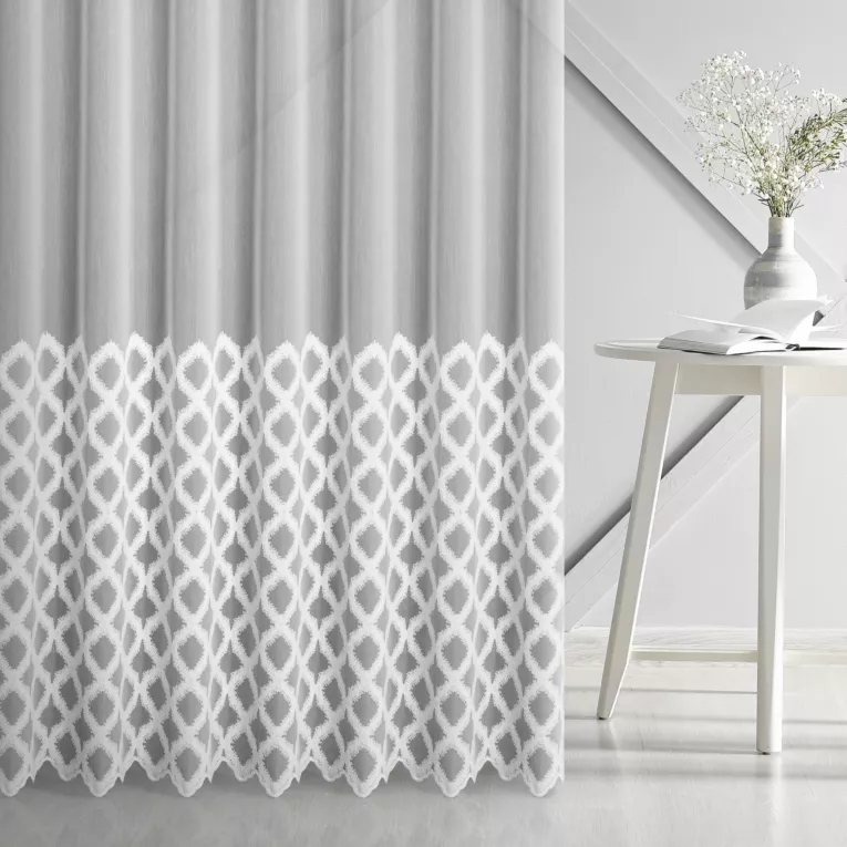Firana szyta na taśmie fala biała z matowej tkaniny ADEN zdobionej geometrycznym haftem