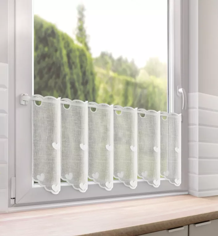 Tkanina firanowa zazdrostka zdobiona haftowaną aplikacją w kształcie serduszek Eurofirany