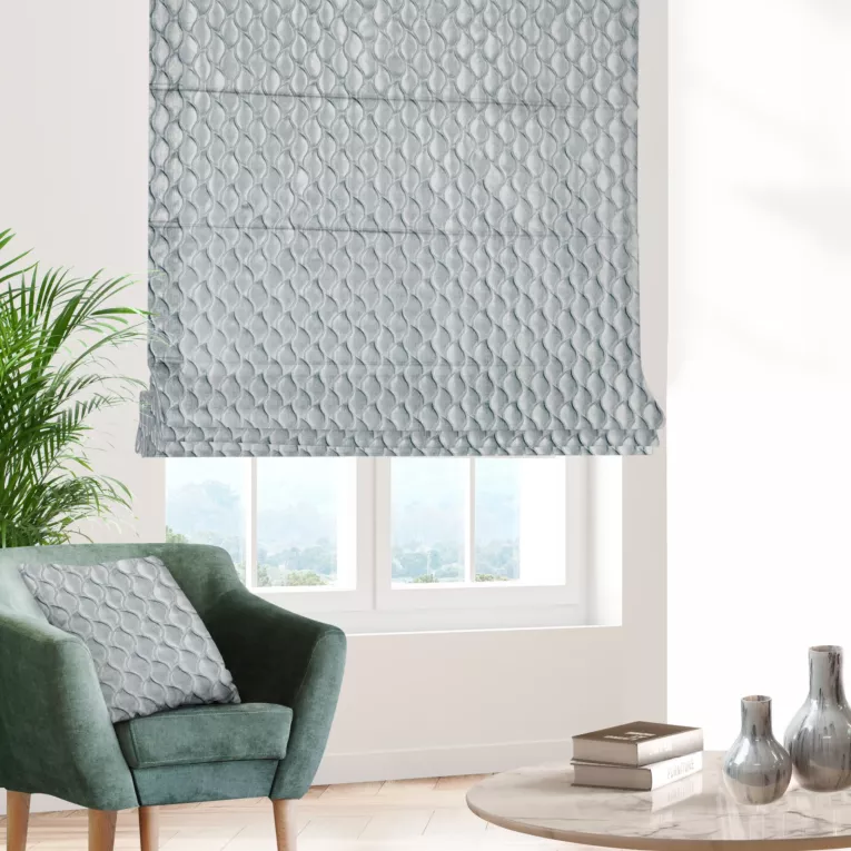 Roleta rzymska JEROME błękitno srebrna z tkaniny o symetrycznym wzorze 3D i lekkim połyskiem