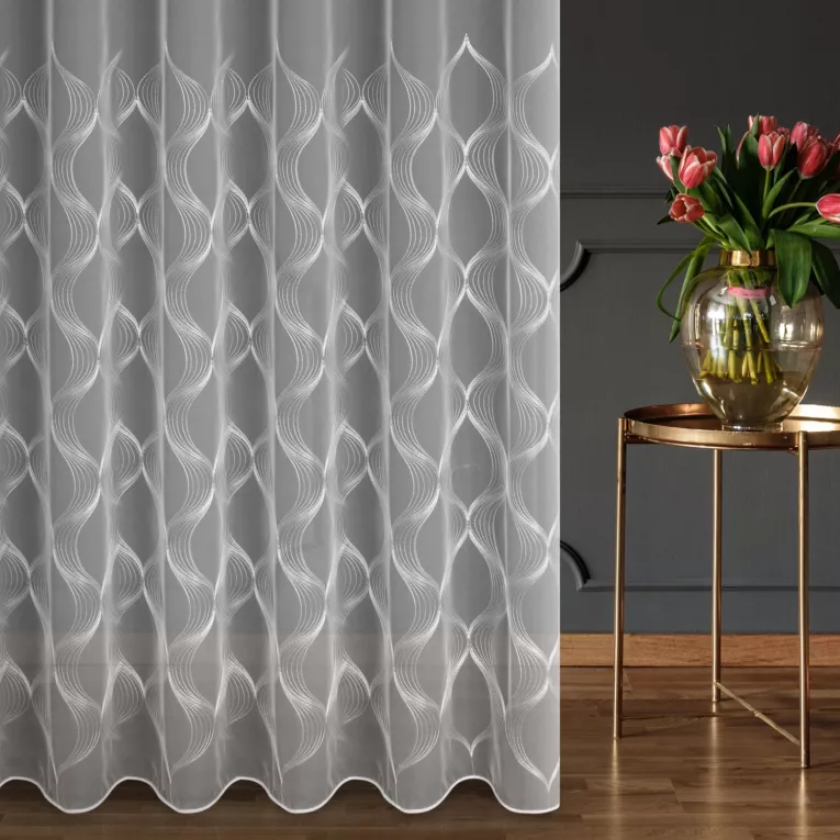 Firana szyta na przelotkach biała z matowej delikatnej tkaniny haftowanej w geometryczny wzór