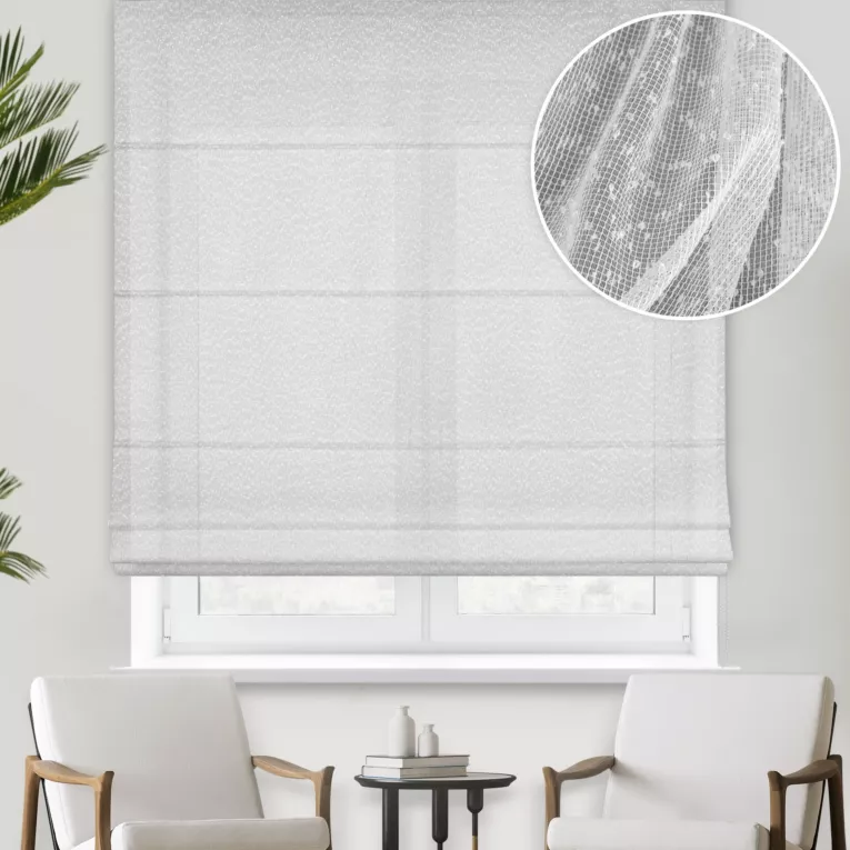 Roleta rzymska biała z matowej, delikatnej tkaniny z efektem drobnego deszczyku, wykończona obciążnikiem