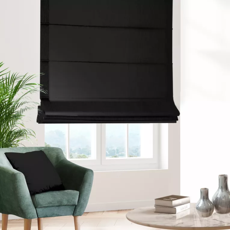 Roleta rzymska czarna z gładkiej zaciemniającej tkaniny typu dimout