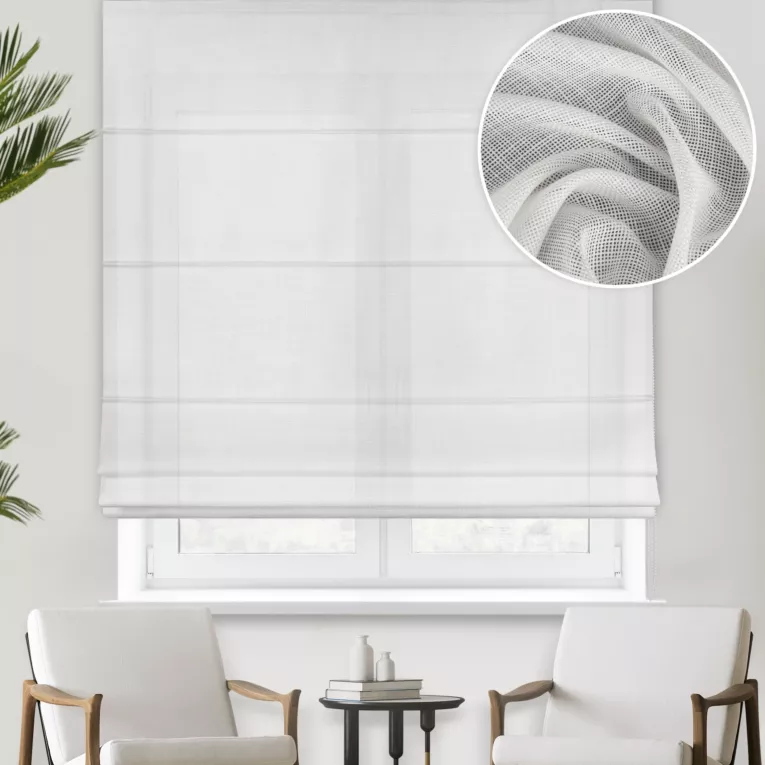 Roleta rzymska naturalna o luźnym splocie z dodatkiem transparentnej nici, nadającej delikatny połysk tkaninie, wykończona obciążnikiem