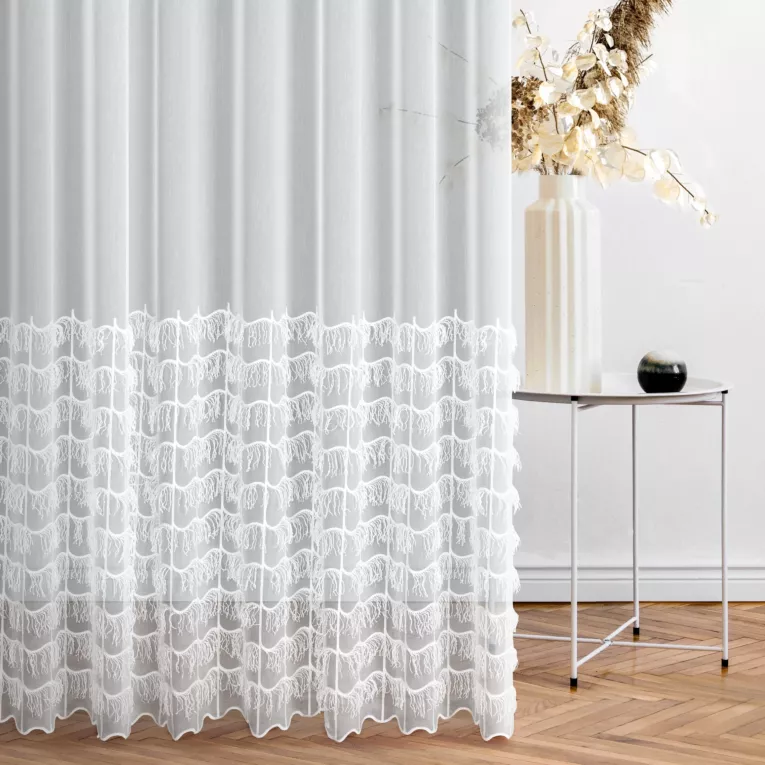 Firana szyta na taśmie 8 cm biała z delikatnej tkaniny typu aden zdobiona asymetrycznym frędzlowym haftem