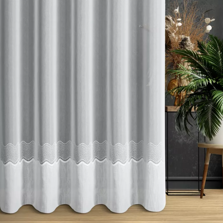 Firana szyta na przelotkach biała z miękkiej tkaniny typu BATYST z ozdobnym podwinięciem i haftem u dołu tkaniny