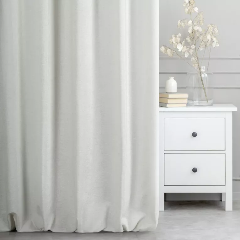 Zasłona szyta na taśmie 5 cm TEXTURE 2 kremowo srebrna z miękkiej tkaniny szenilowej z błyszczącym nadrukiem