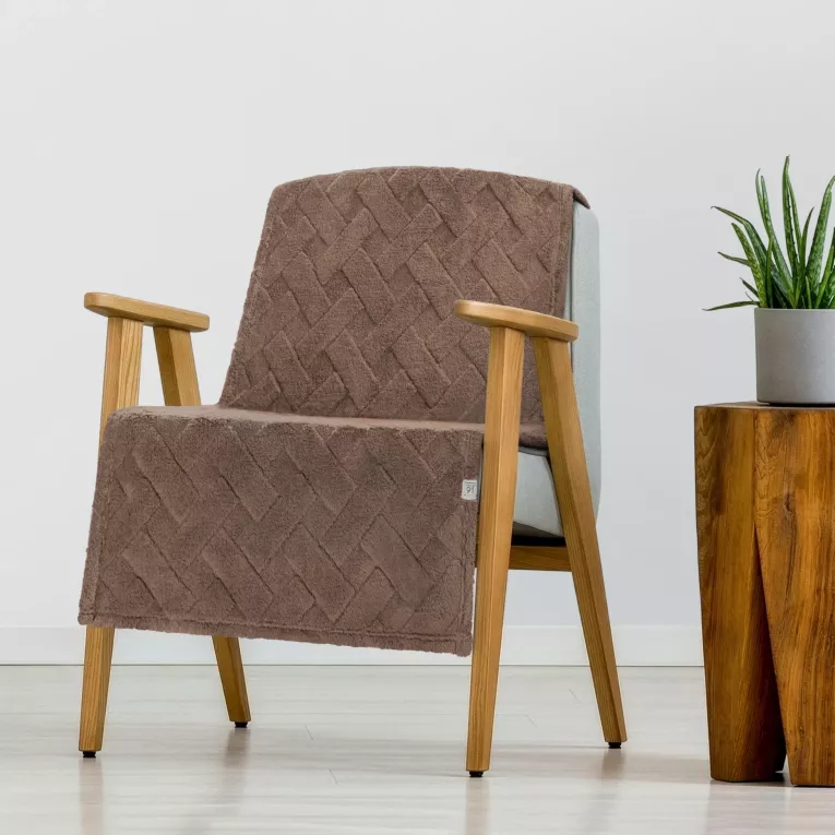 Narzuta na fotel-koc flano 70x160 cm ciemnobeżowa zdobiona wytłaczanym wzorem CARO DESIGN 91 Eurofirany