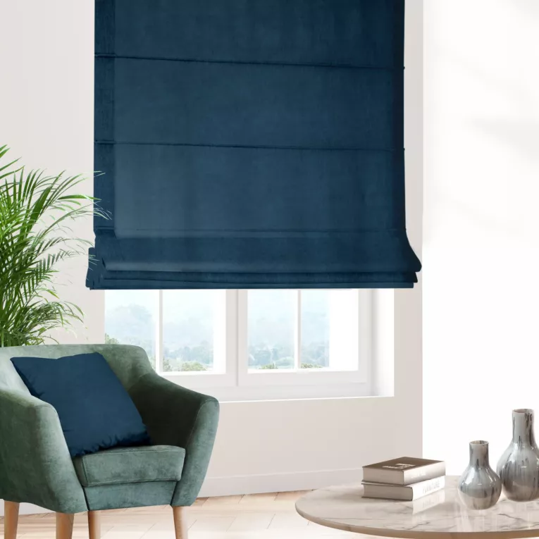 Roleta rzymska granatowa z miękkiej tkaniny o welurowej strukturze i wyraźnym splocie