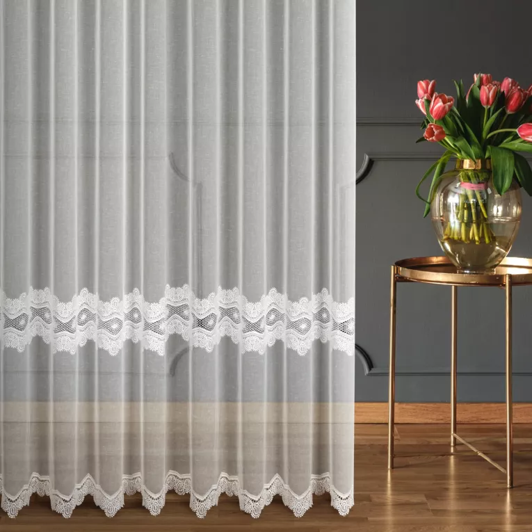 Firana szyta na taśmie 5 cm kremowa z delikatnej etaminy zdobionej aplikacją Pierre Cardin